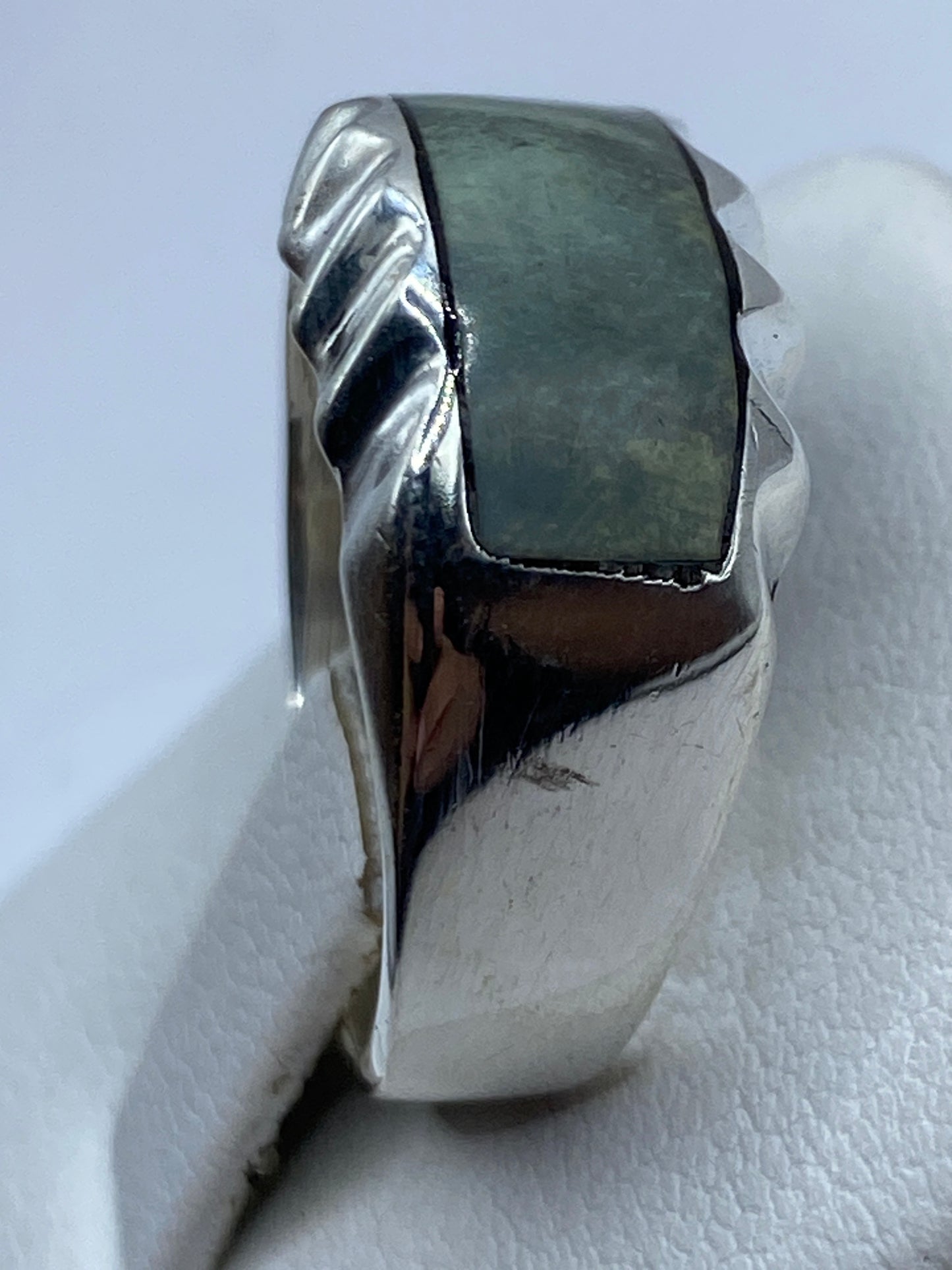 Detalle lateral del anillo solitario con piedra en su engaste