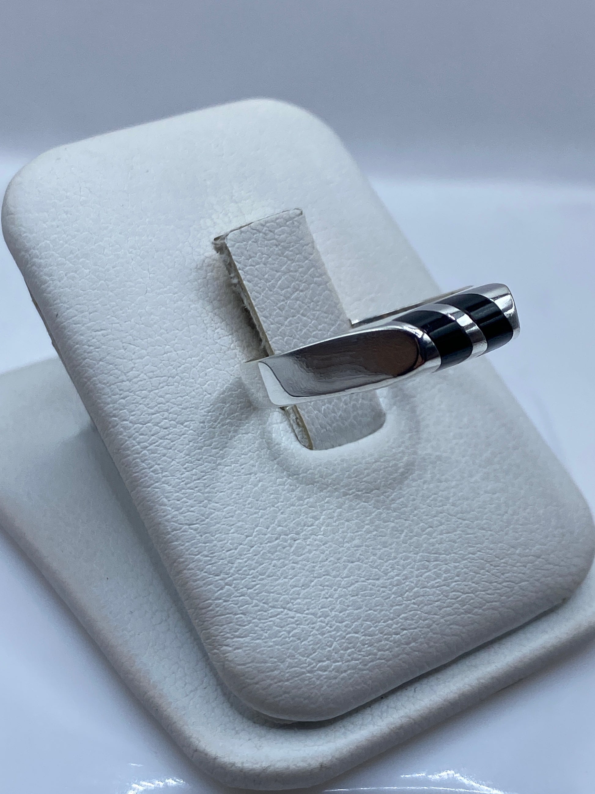 Vista lateral del anillo minimalista de plata .925 con piedra ónix negra pulida