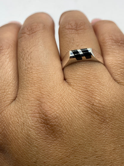 Anillo completo con sello 925 MEXICO visible en el interior, sobre fondo neutro