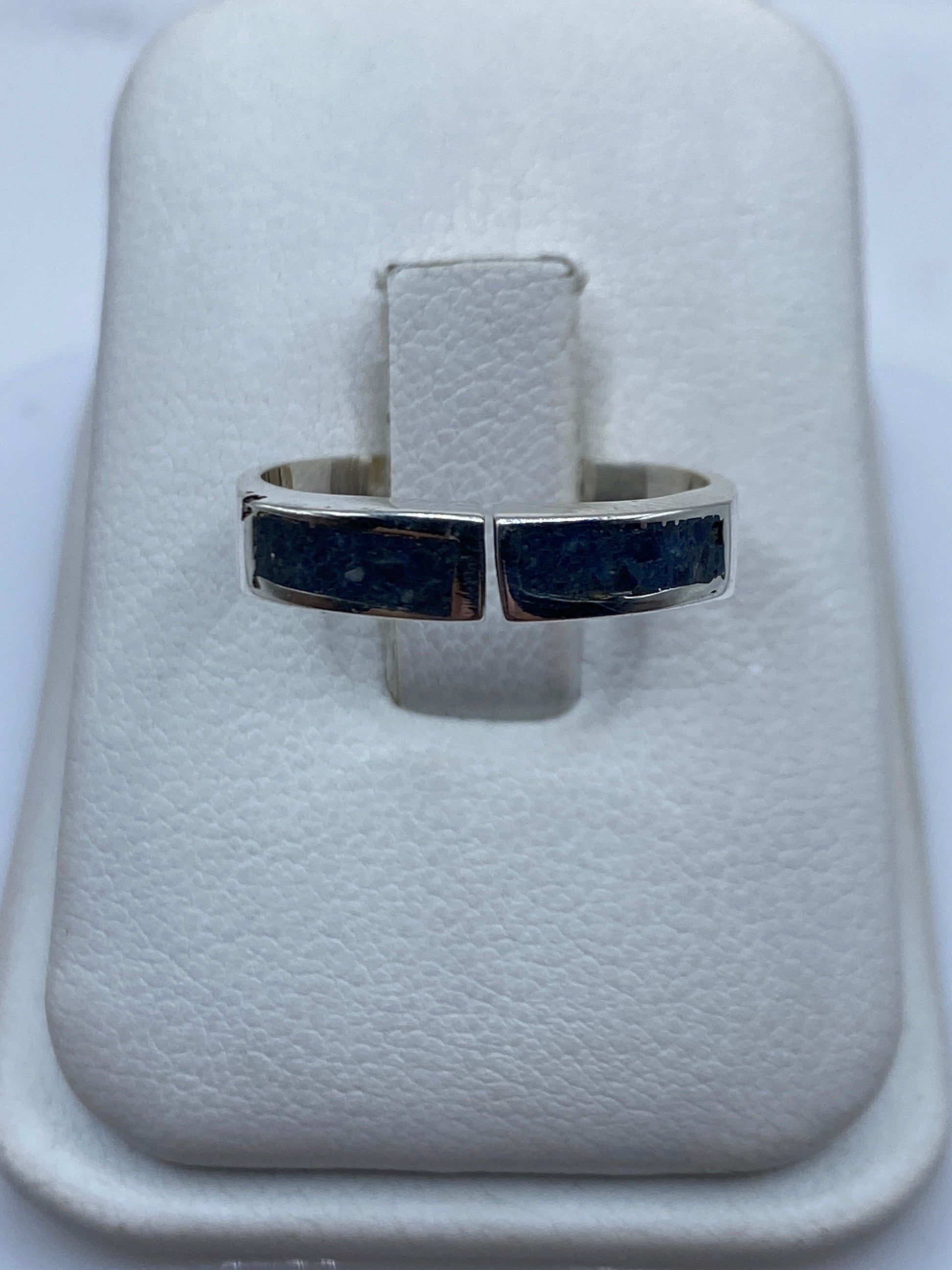 Anillo ajustable de plata .925 con piedra natural en estuche blanco
