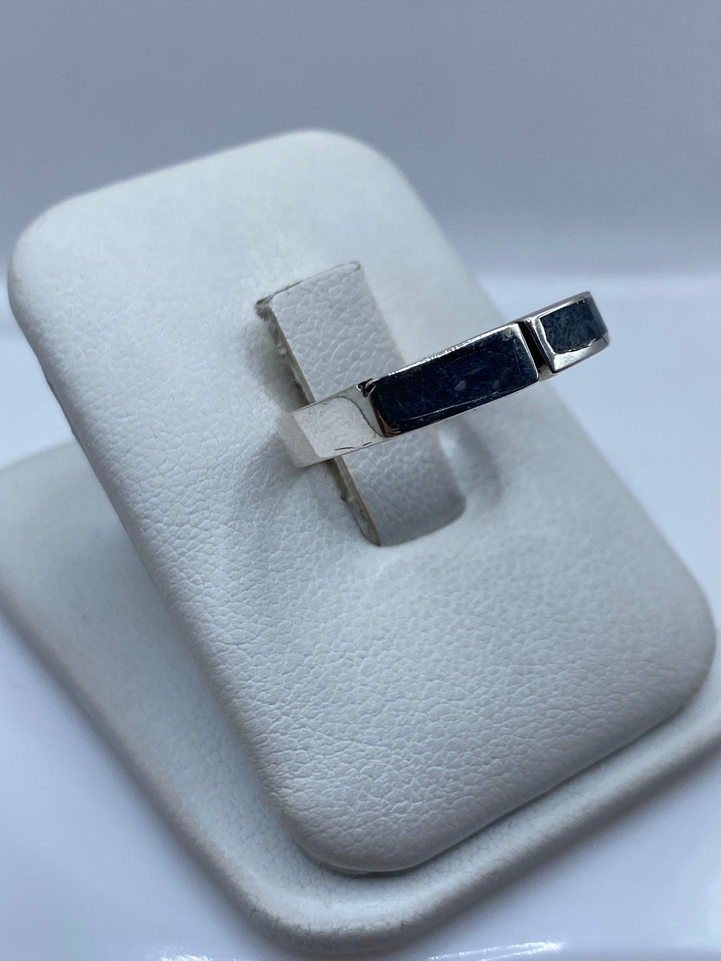 Vista lateral del anillo sello minimalista en plata pulida
