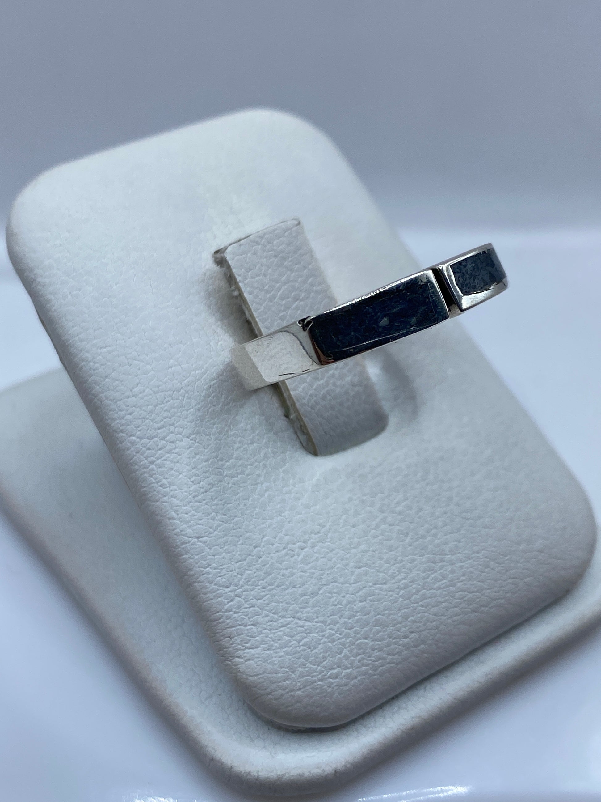 Vista lateral del anillo sello minimalista en plata pulida