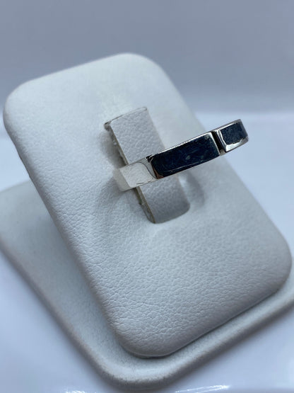 Vista lateral del anillo sello minimalista en plata pulida