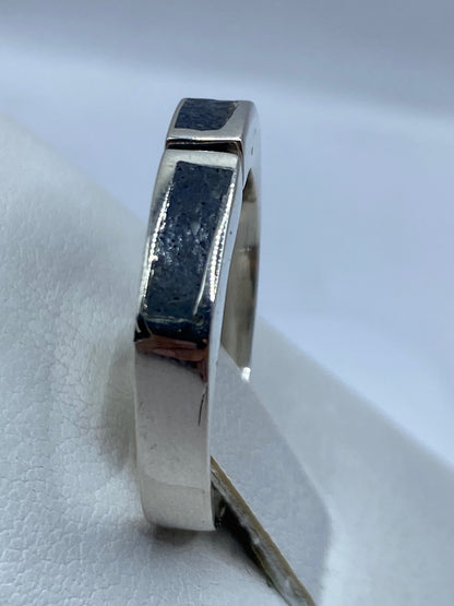 Detalle de la incrustación de piedra natural en la banda de plata