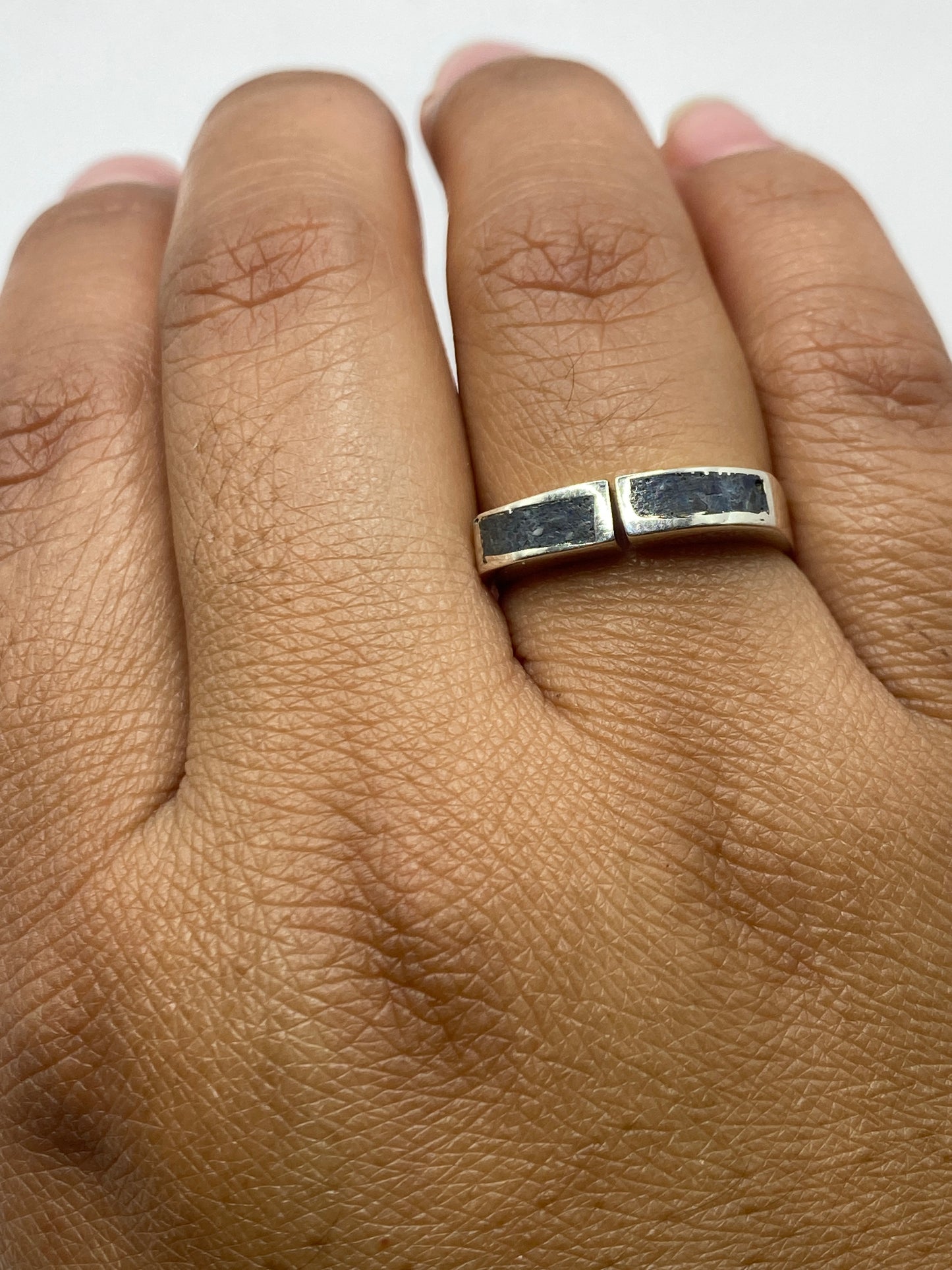 Anillo ajustable colocado en dedo mostrando el acabado de la piedra
