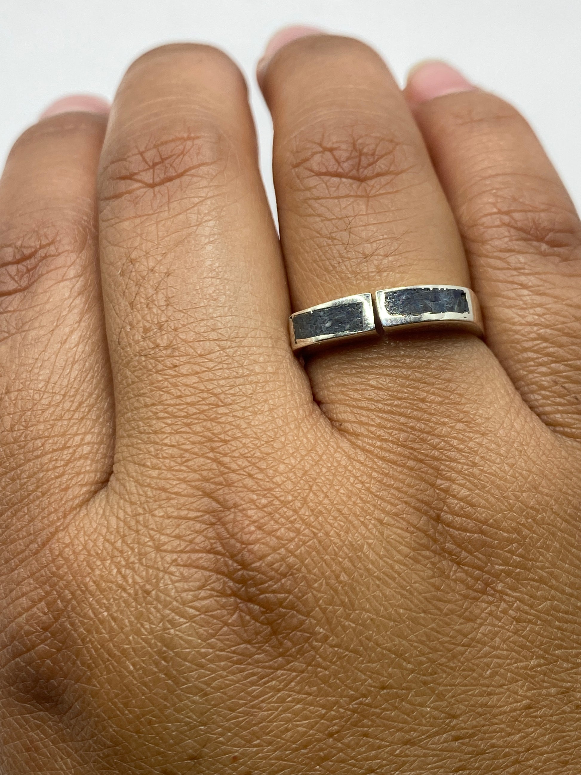 Anillo ajustable colocado en dedo mostrando el acabado de la piedra