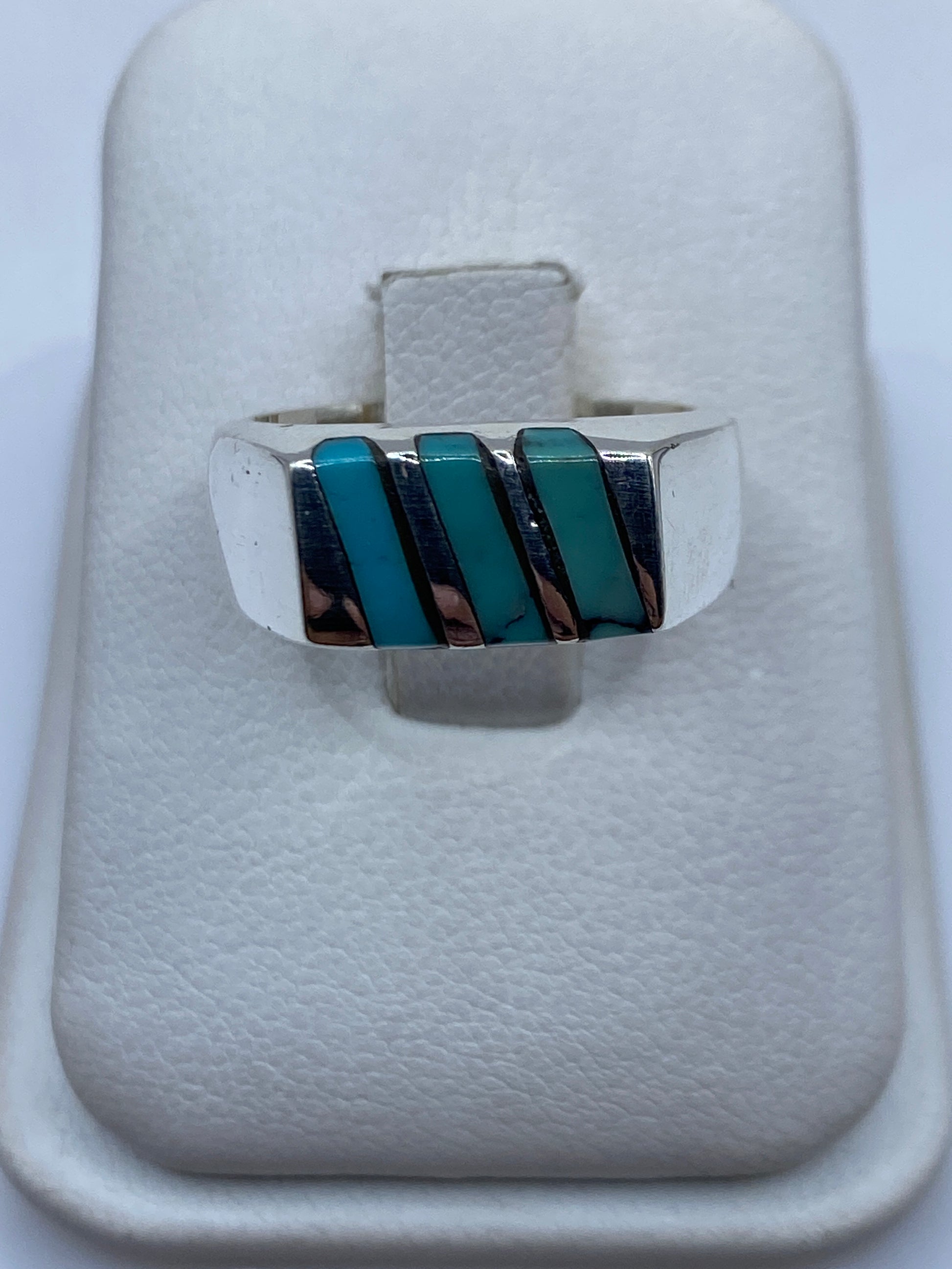 Anillo de plata con turquesa azul cielo en la mano de un hombre