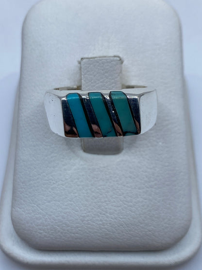 Anillo de plata con turquesa azul cielo en la mano de un hombre