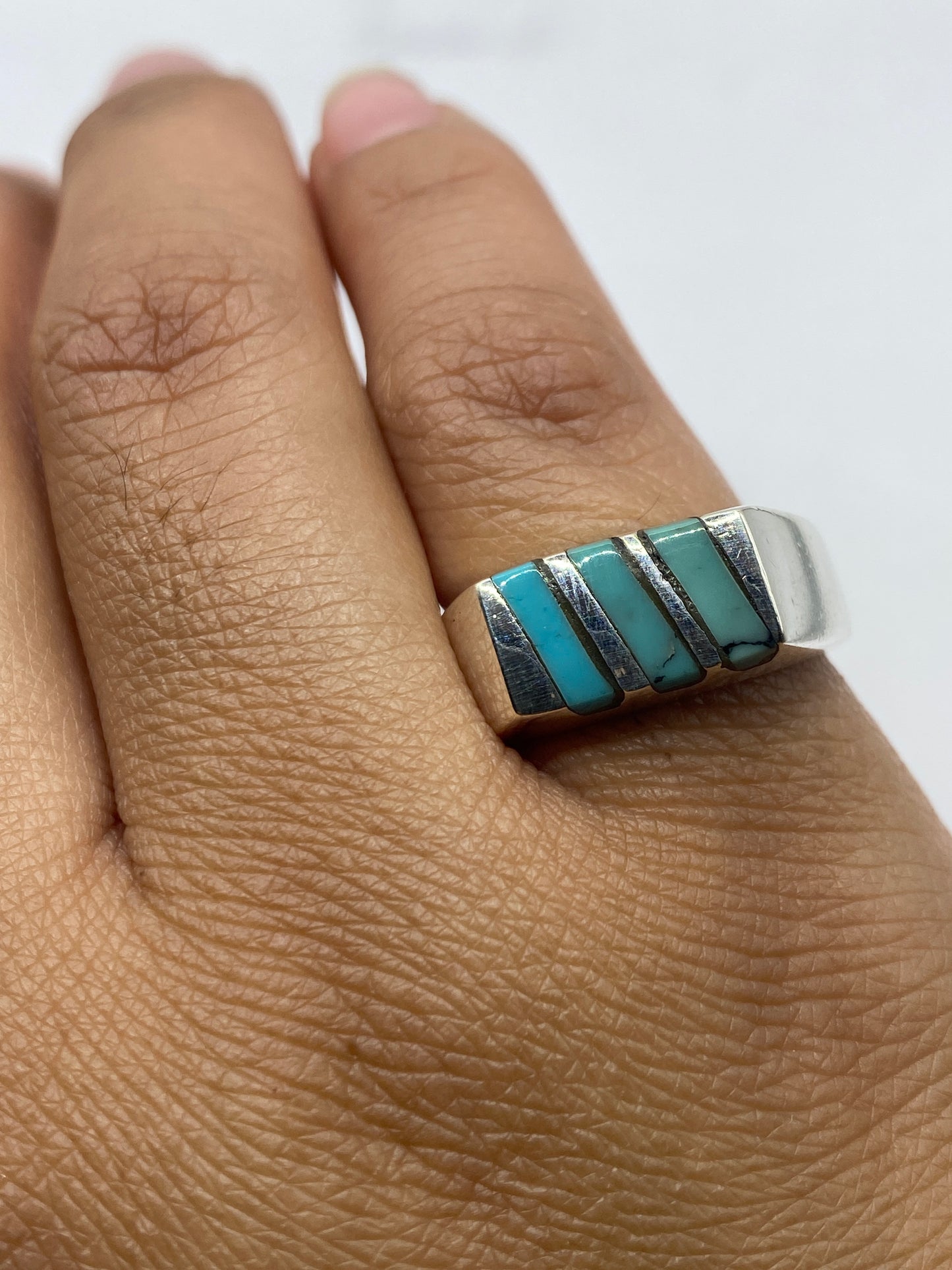 Anillo sobre fondo gris mostrando el sello 925 en el interior