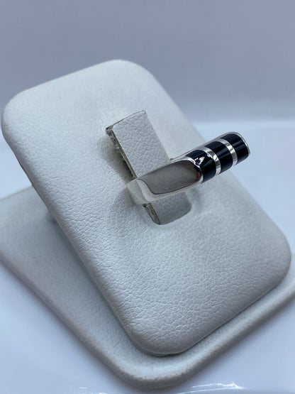 Anillo unisex con piedra de ónix negro pulida, vista lateral sobre banda de plata