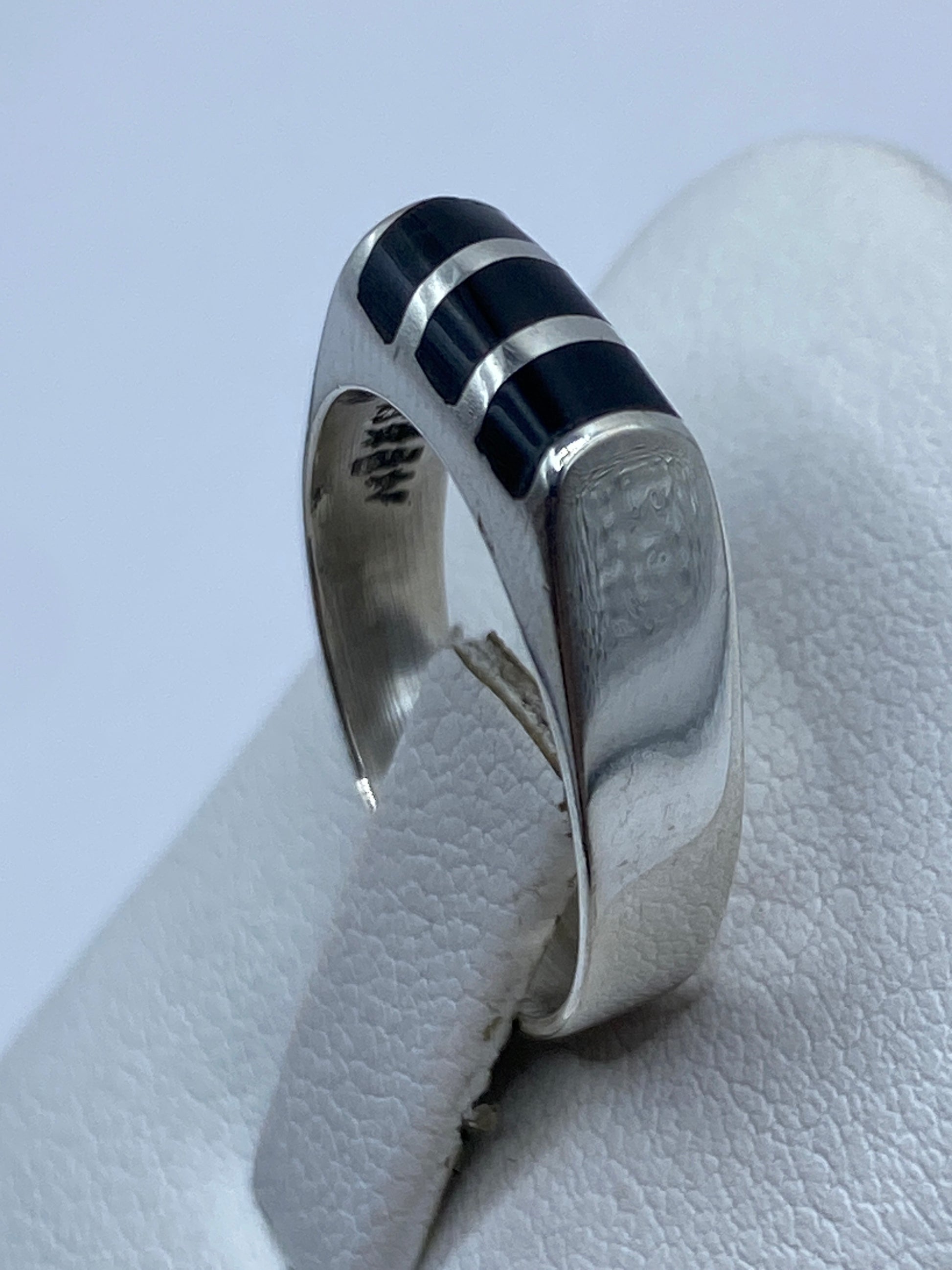 Detalle del engaste de ónix negro en anillo de plata .925 hecho en Taxco