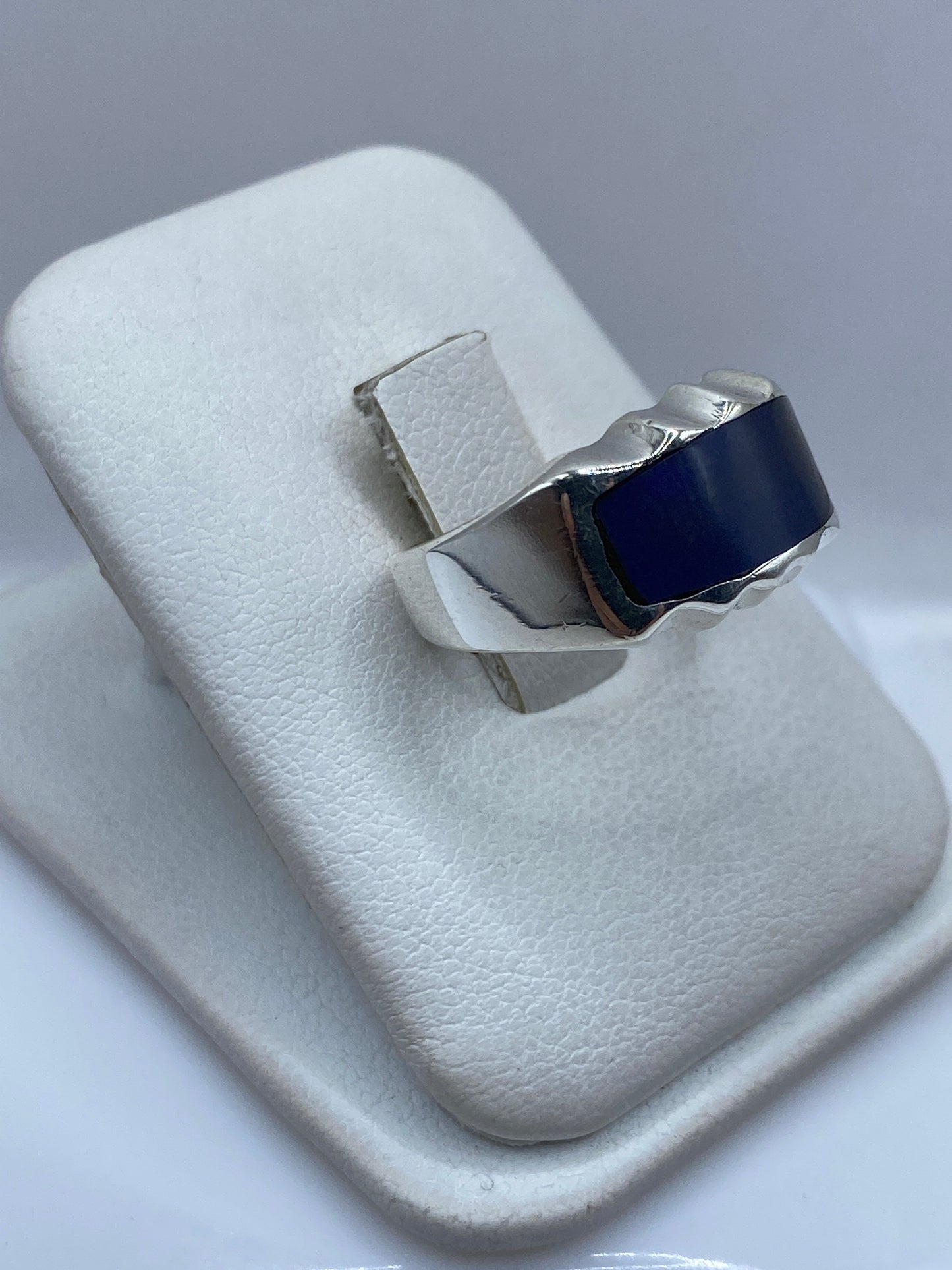 Vista lateral del anillo unisex de plata .925 con piedra azul