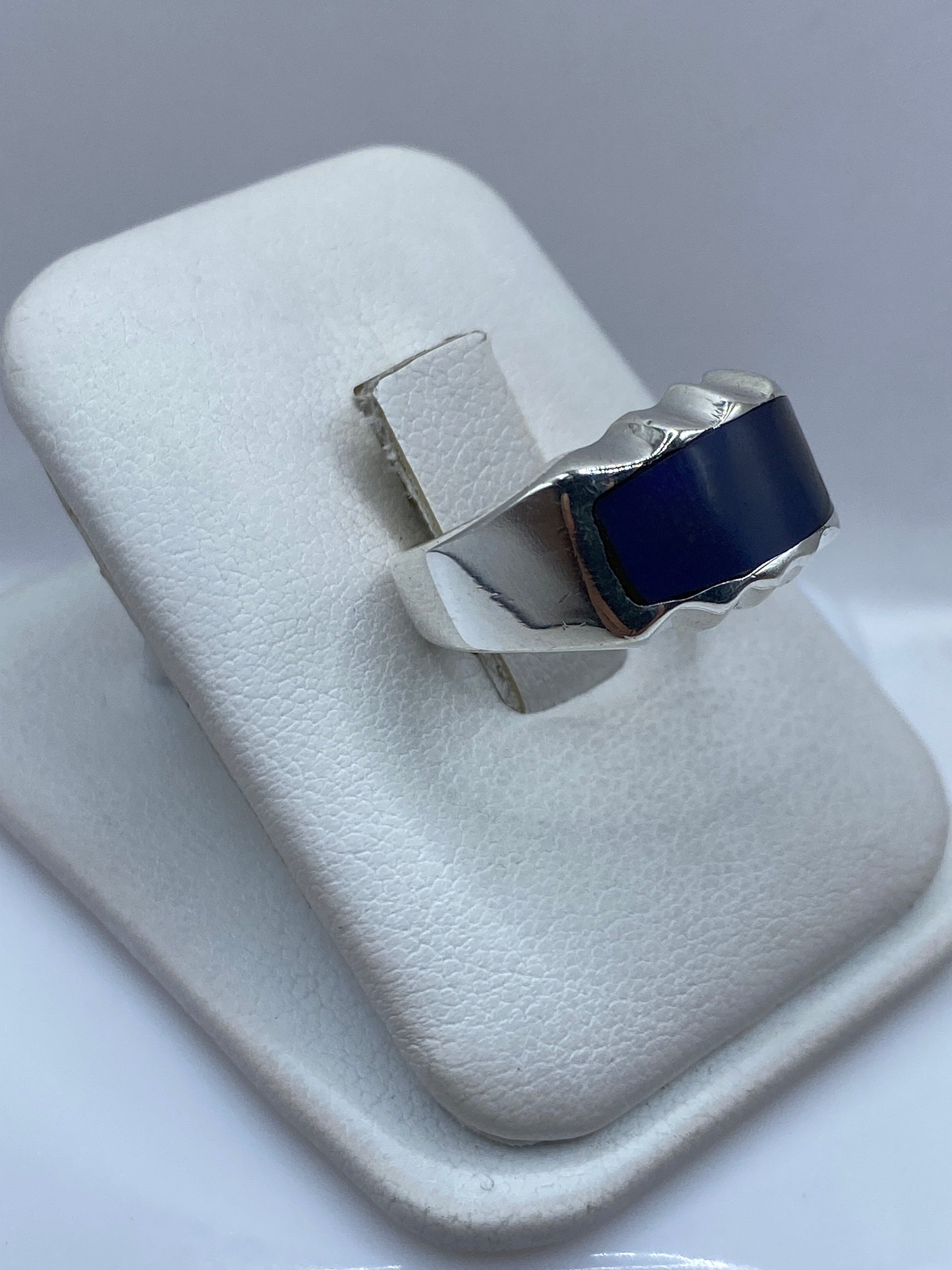Vista lateral del anillo unisex de plata .925 con piedra azul