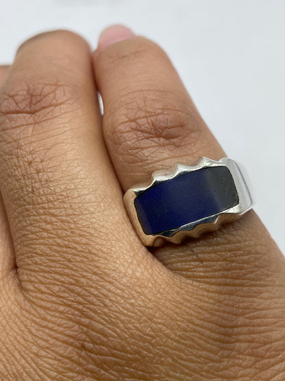 Anillo sobre fondo blanco mostrando el sello 925 MEXICO en la banda