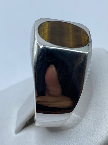 Anillo signet sobre fondo blanco, vista de perfil resaltando el peso y robusted