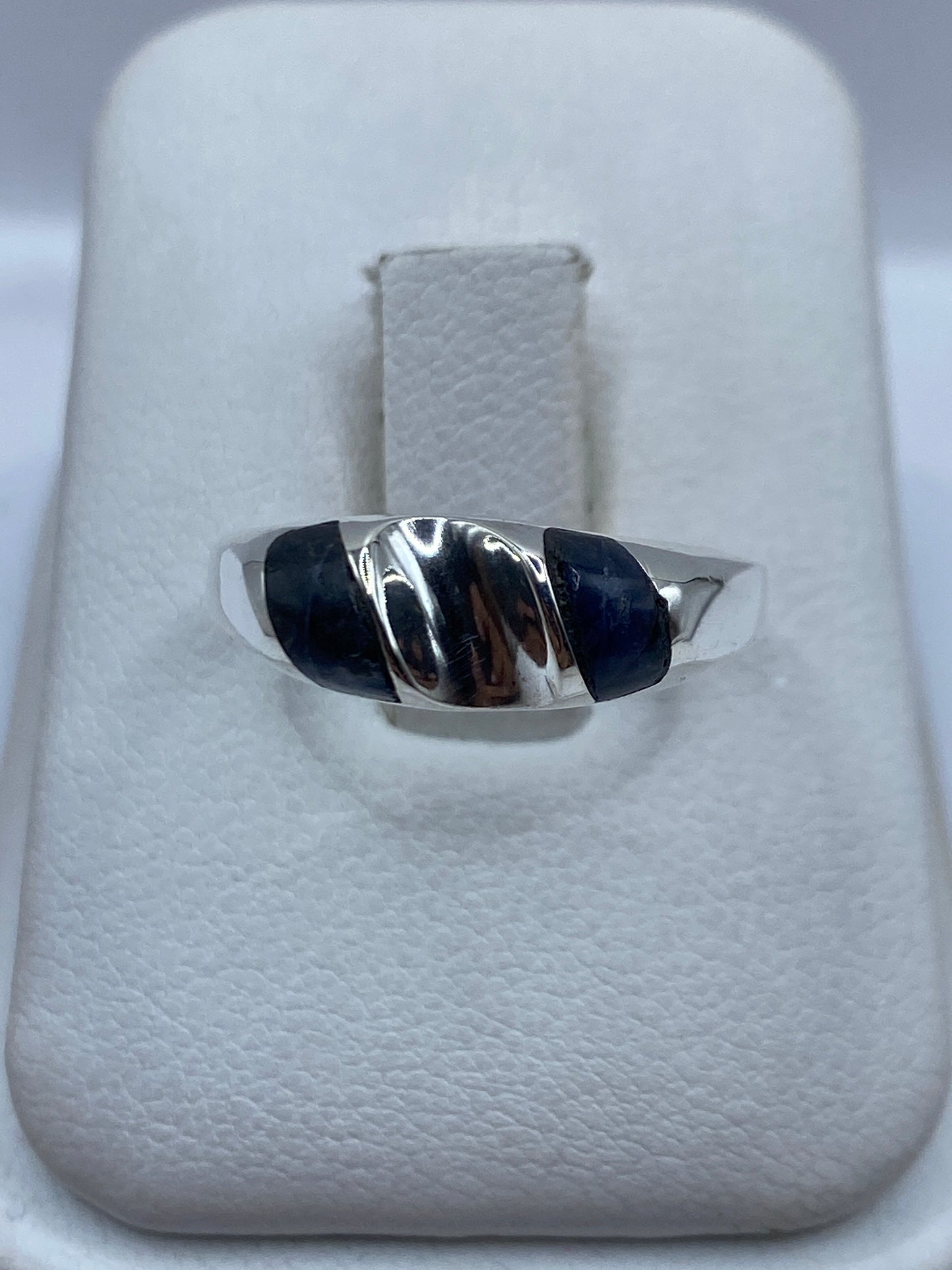 Anillo de plata con lapislázuli azul natural en estuche blanco de joyería