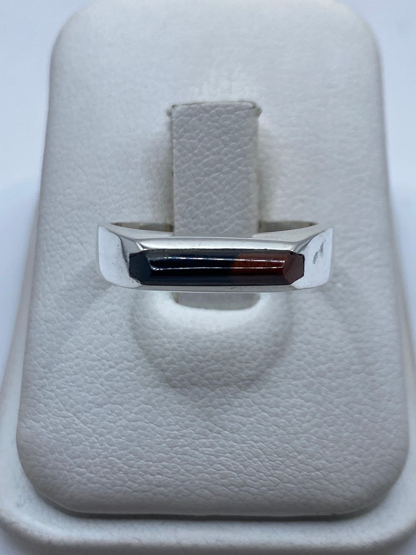 Anillo de plata .925 con ónix negro natural, banda lisa minimalista en la mano