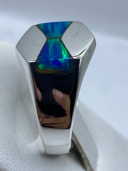 Detalle lateral del anillo de plata con ópalo engastado en frente geométrico