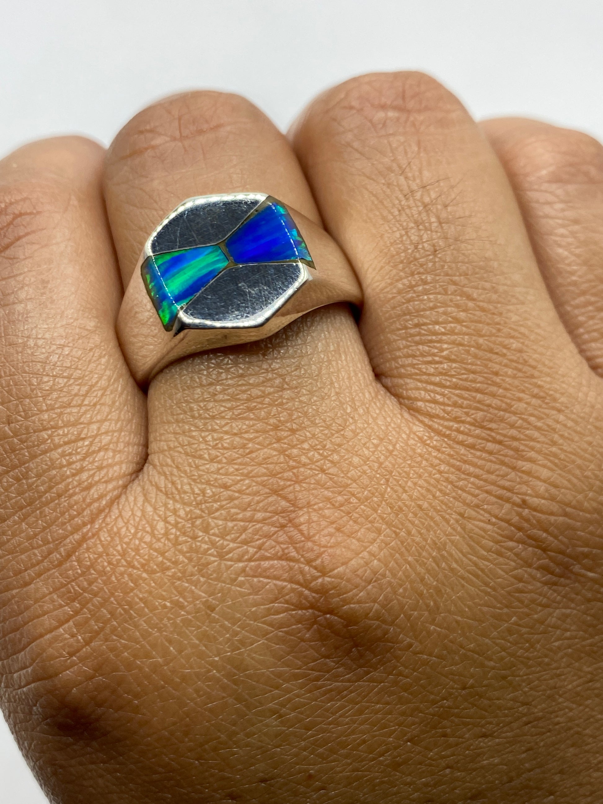 Anillo sobre fondo gris mostrando el sello 925 MEXICO en el interior