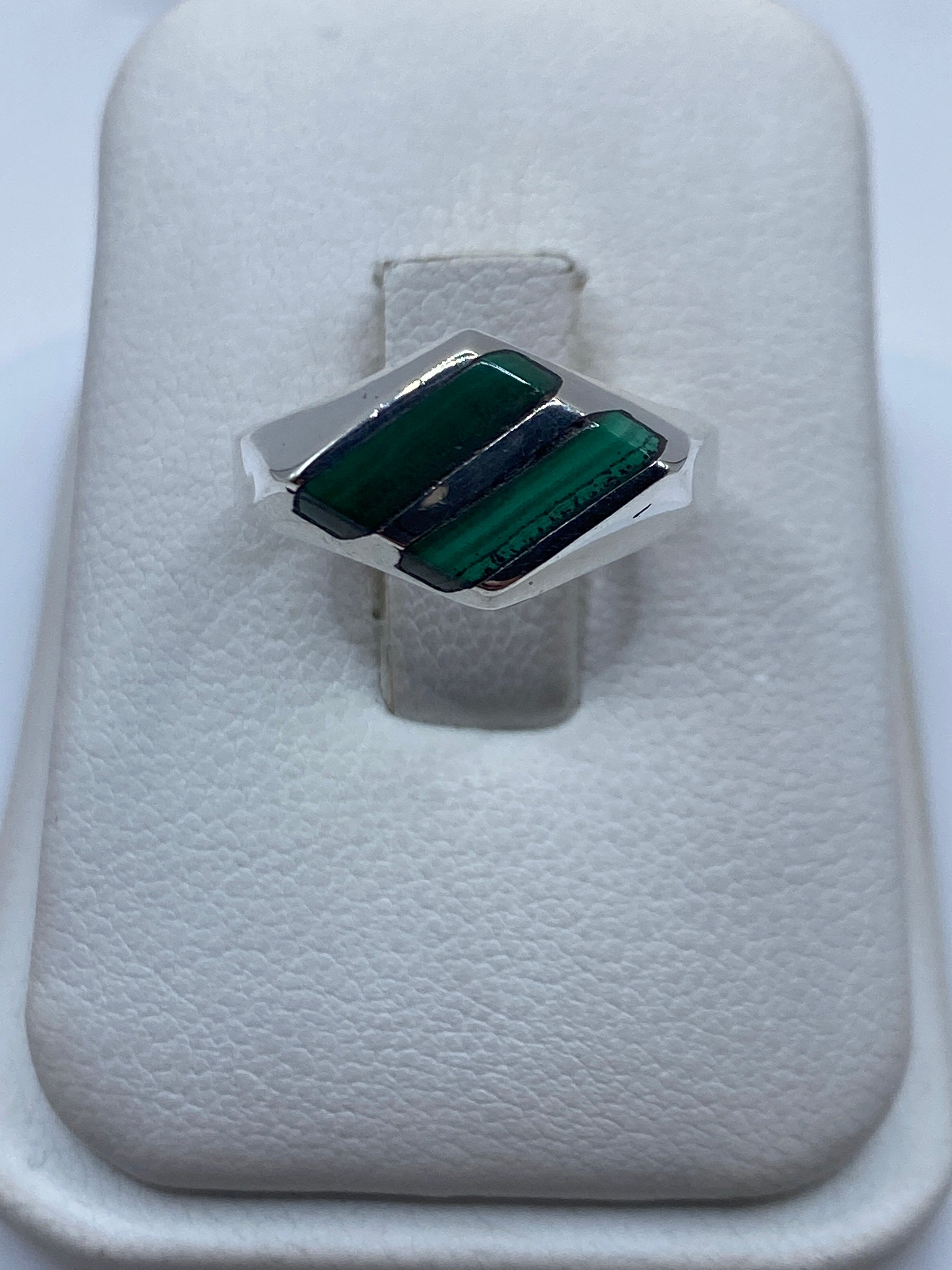Anillo de plata .925 con malaquita verde en la mano