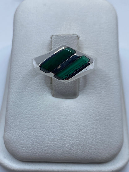 Anillo de plata .925 con malaquita verde en la mano