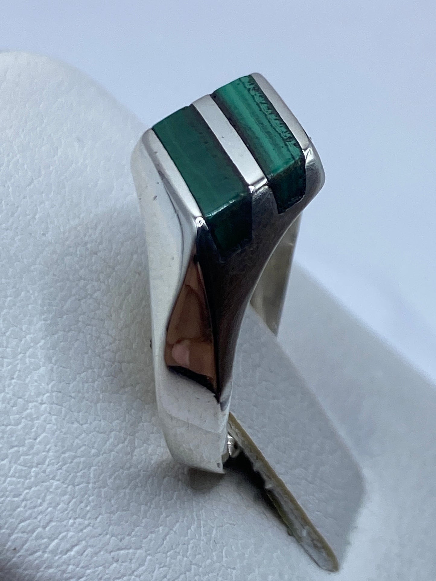 Anillo de plata malaquita verde sobre fondo blanco