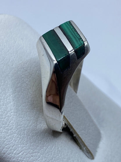 Anillo de plata malaquita verde sobre fondo blanco