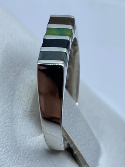 Detalle del ónix negro natural y la banda de plata .925