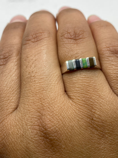 Anillo sobre fondo blanco mostrando el sello 925 en la banda