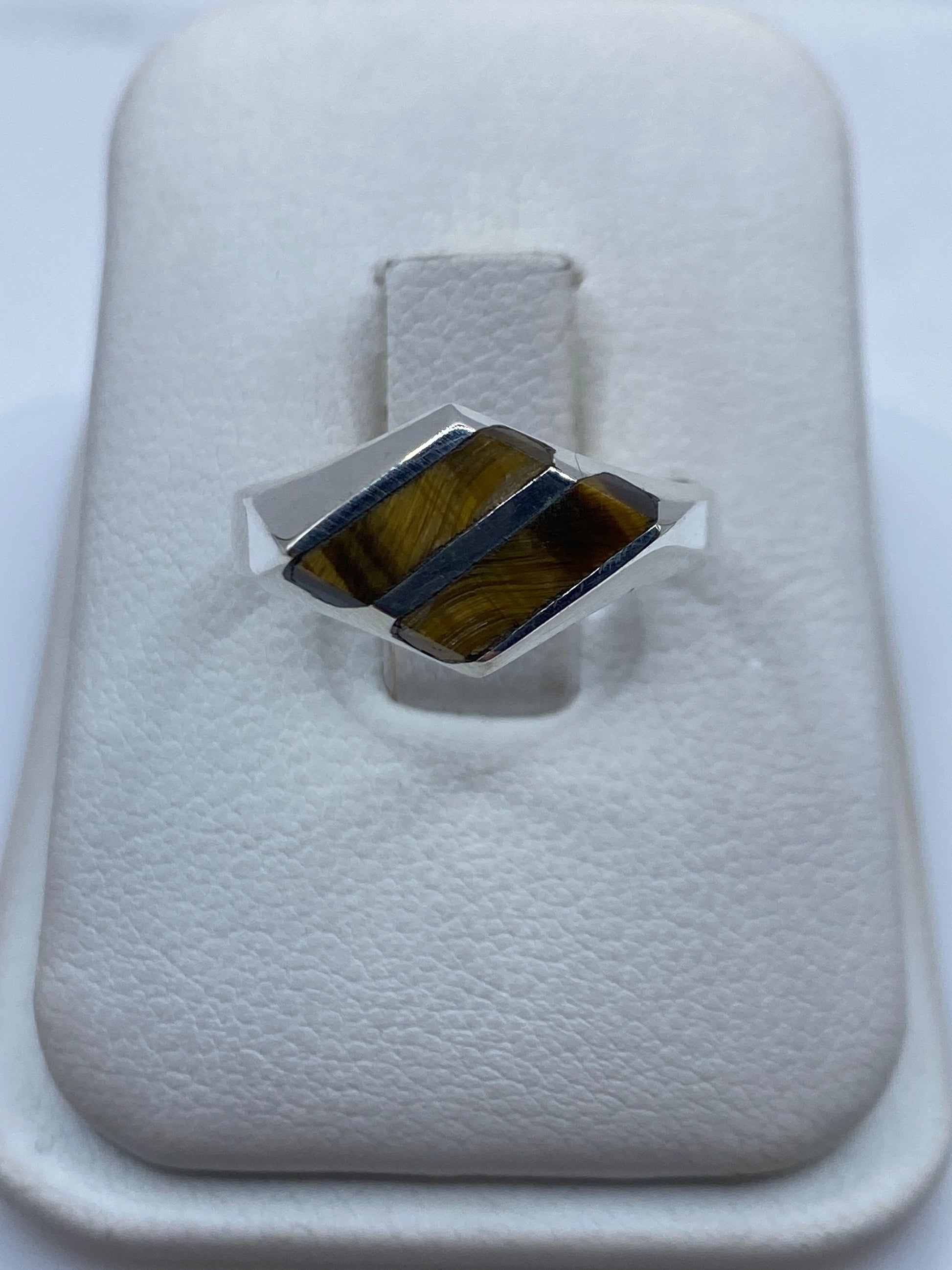 Anillo de plata con piedra café natural en estuche blanco visto desde arriba