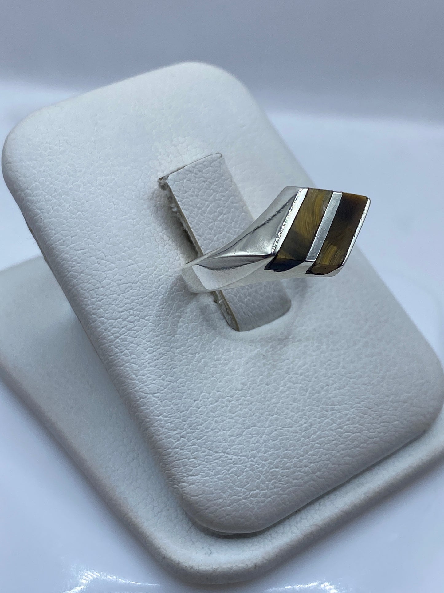 Anillo moderno de plata .925 en la mano mostrando el frente geométrico