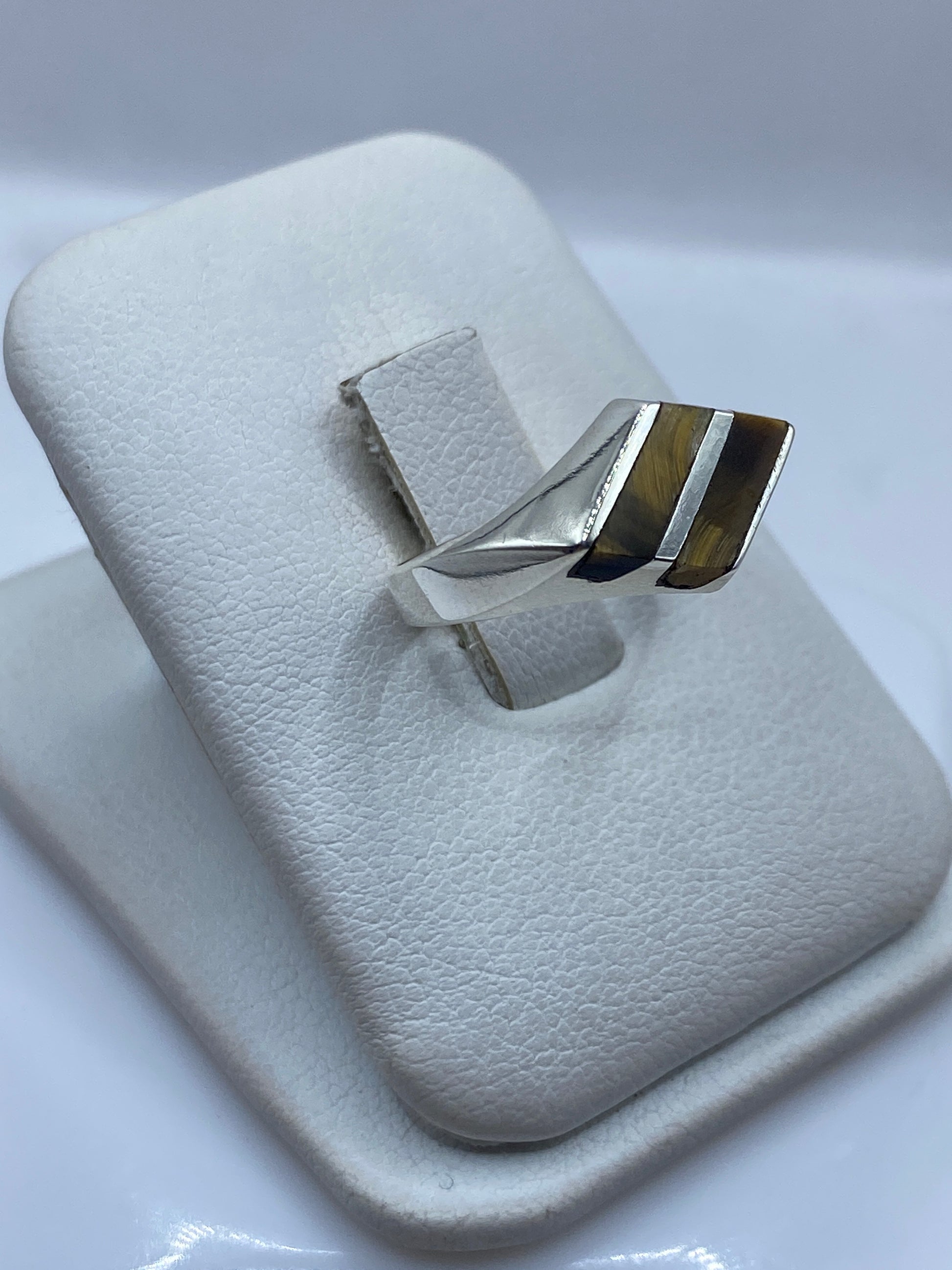 Anillo moderno de plata .925 en la mano mostrando el frente geométrico