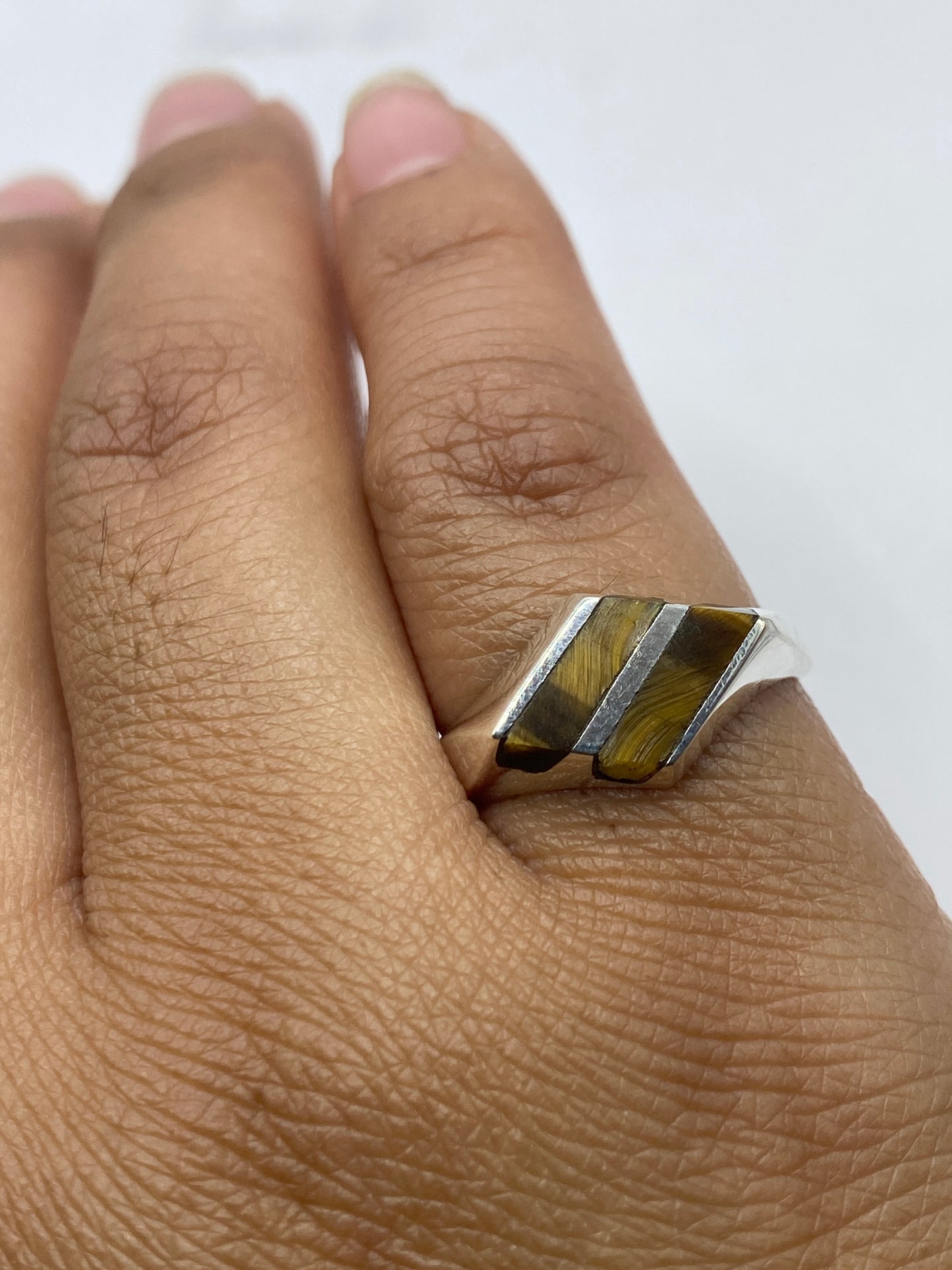 Anillo sobre balanza mostrando peso de 3.4 gramos y sello .925