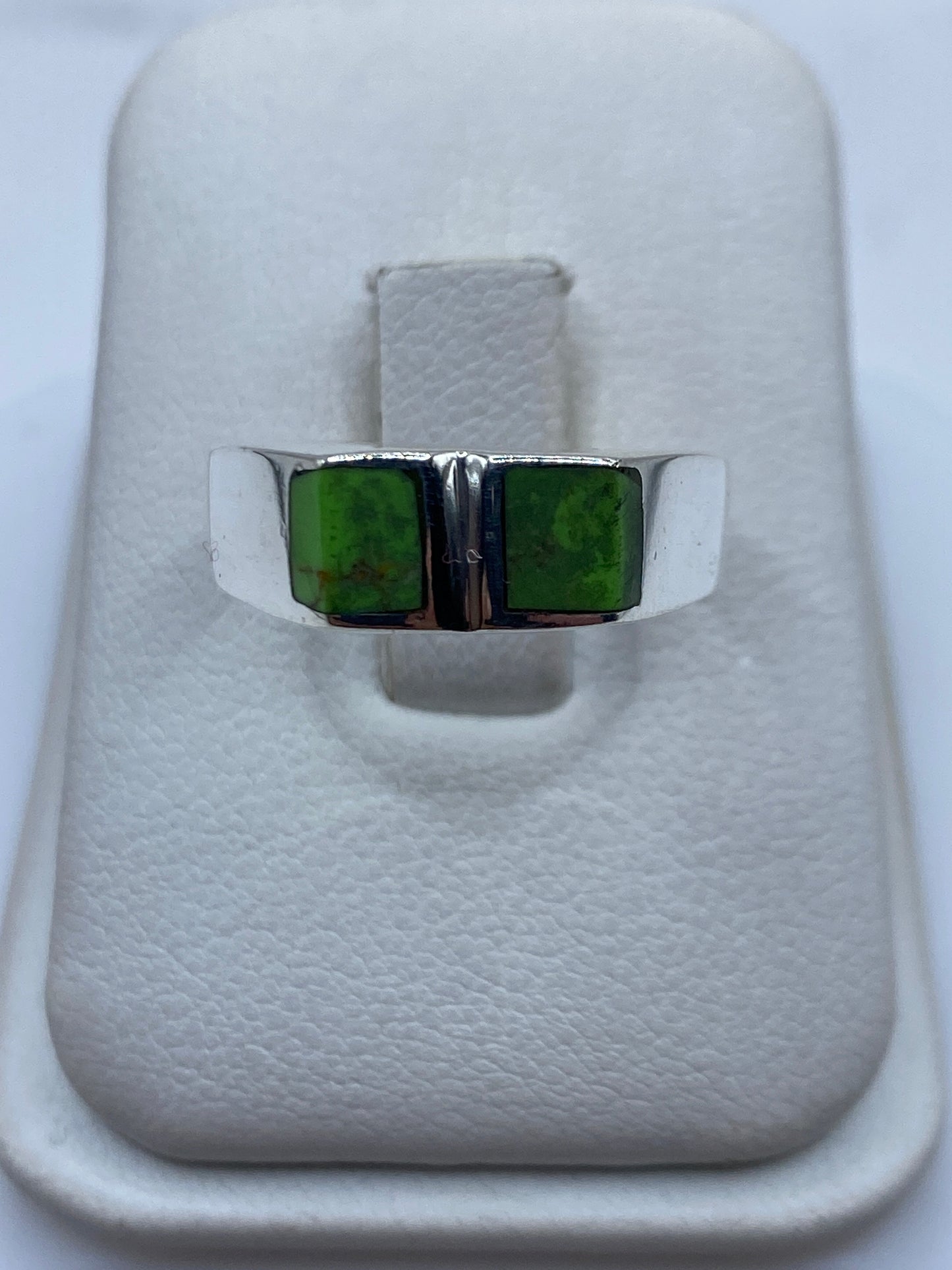 Anillo de plata .925 con dos piedras verdes en bloques geométricos, talla 9