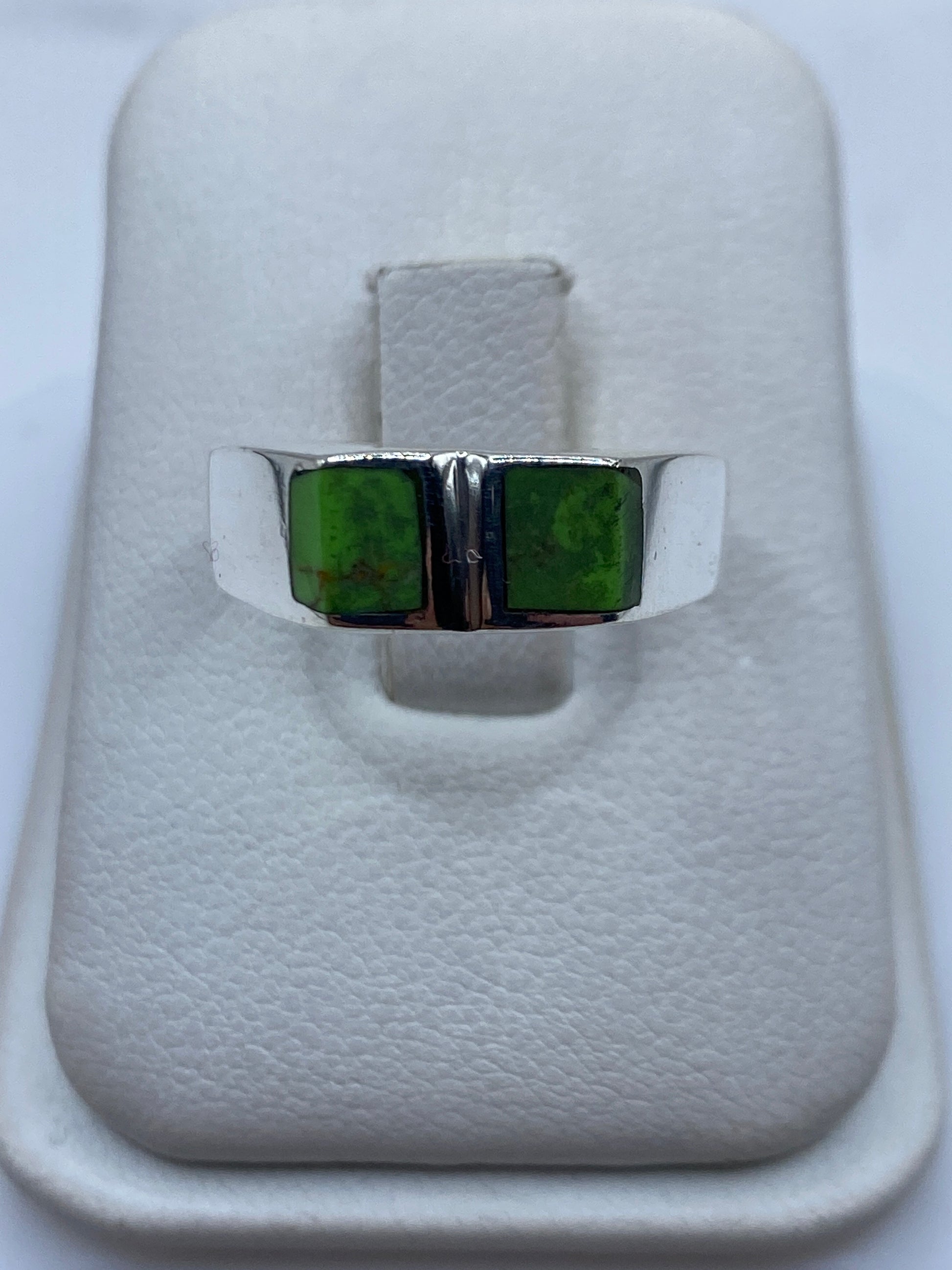 Anillo de plata .925 con dos piedras verdes en bloques geométricos, talla 9