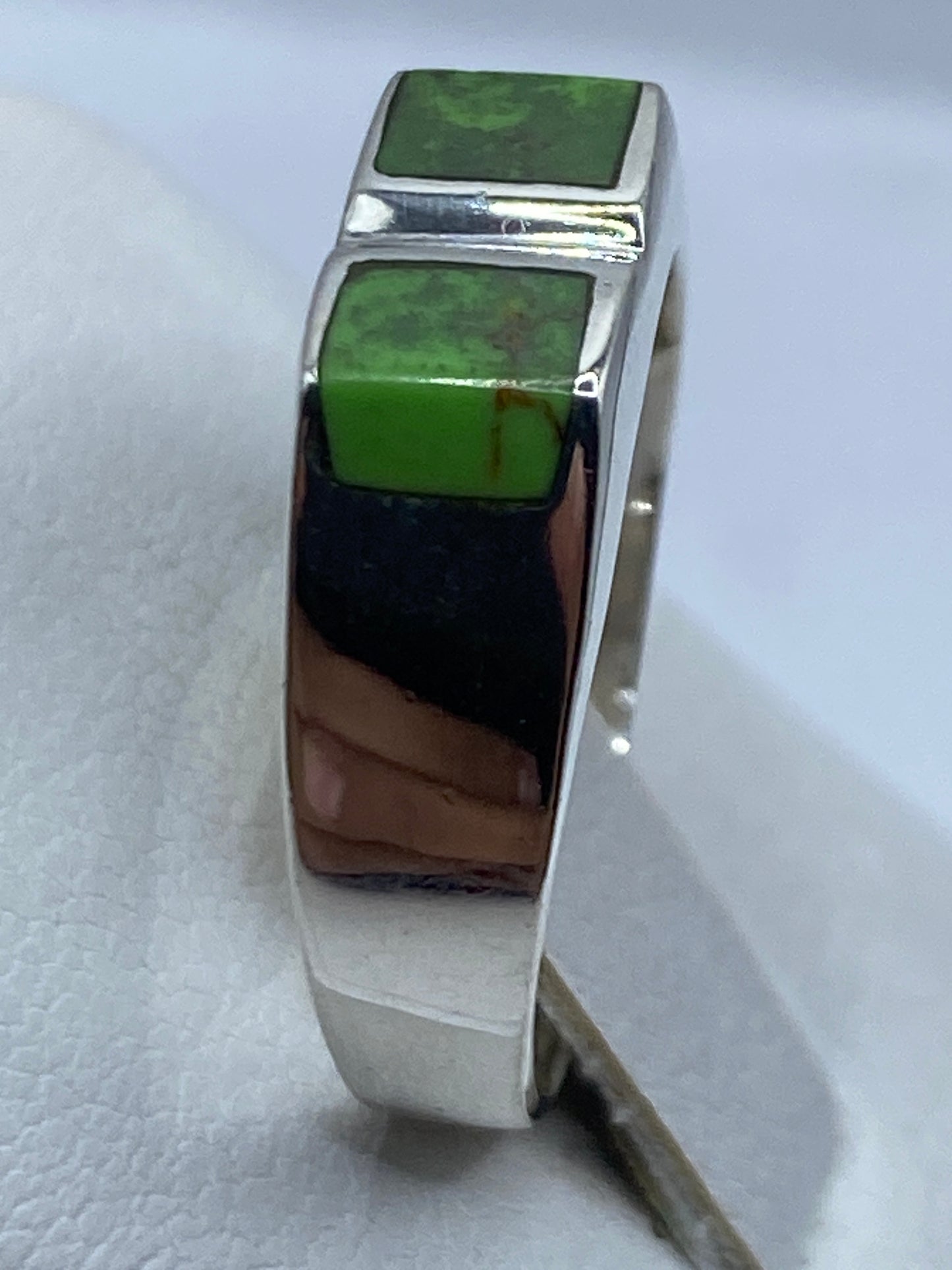 Detalle del engaste de piedra verde en plata de Taxco sobre la mano
