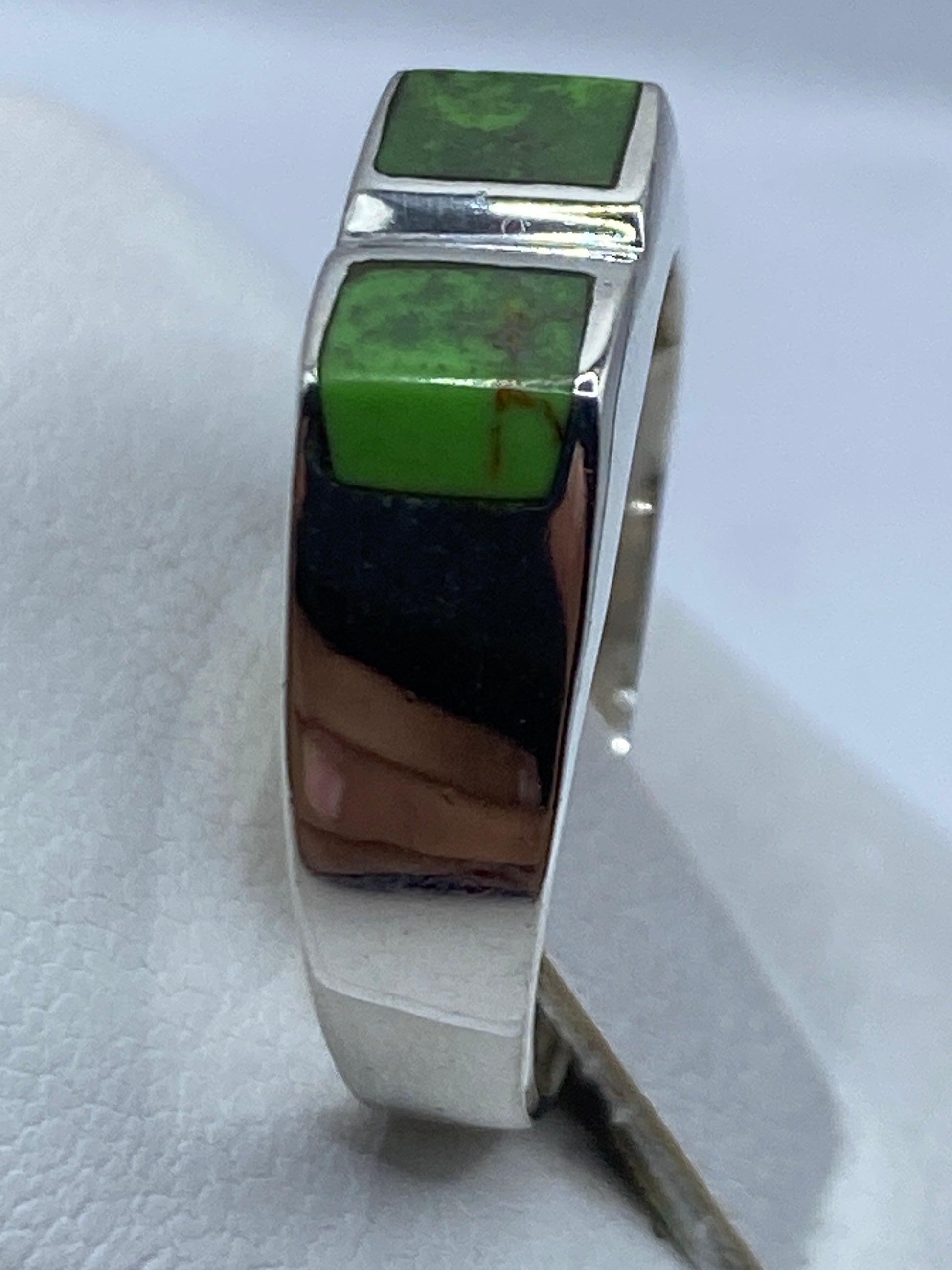 Detalle del engaste de piedra verde en plata de Taxco sobre la mano