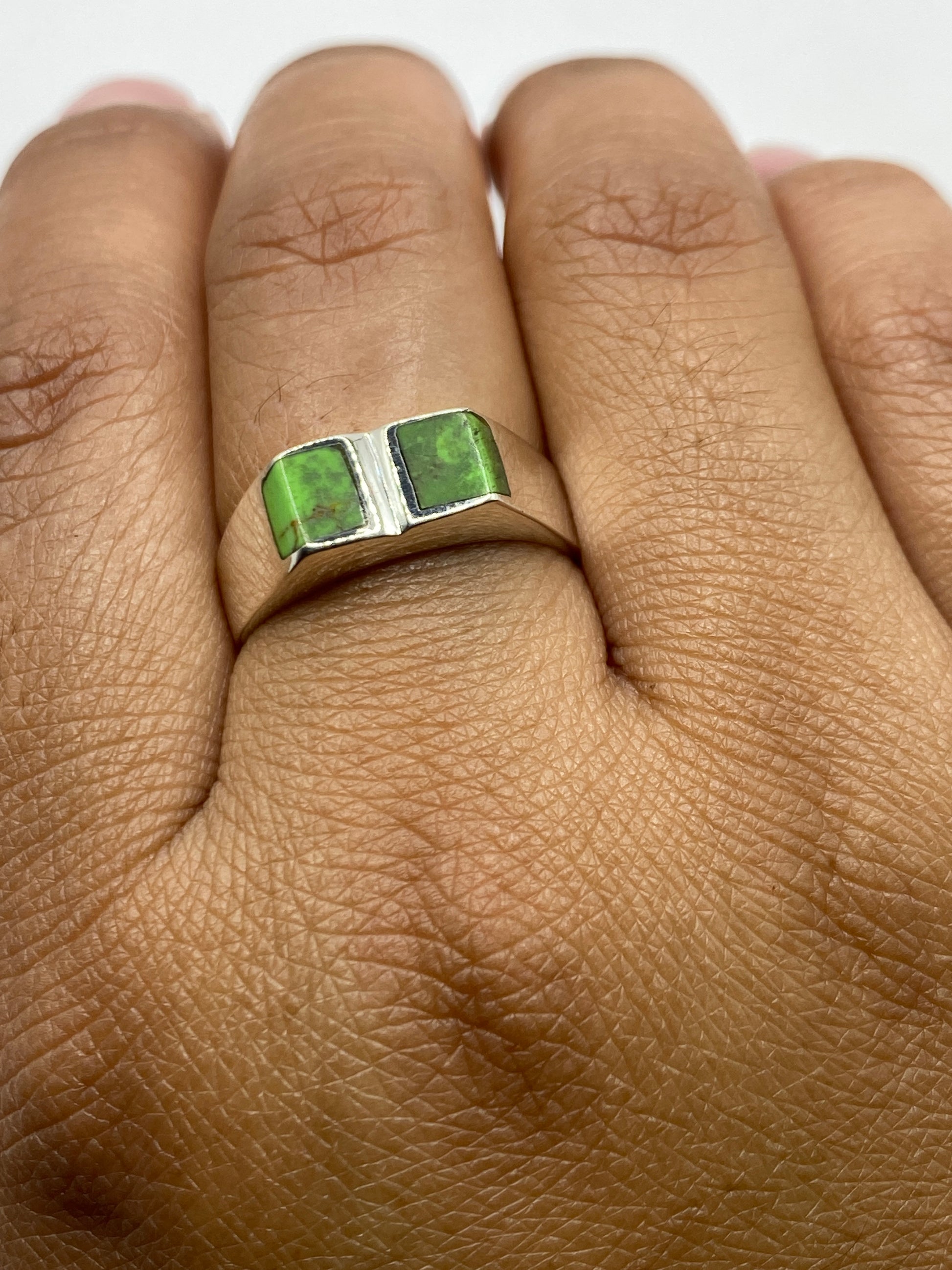 Anillo sobre fondo blanco, sello 925 visible en el interior de la banda