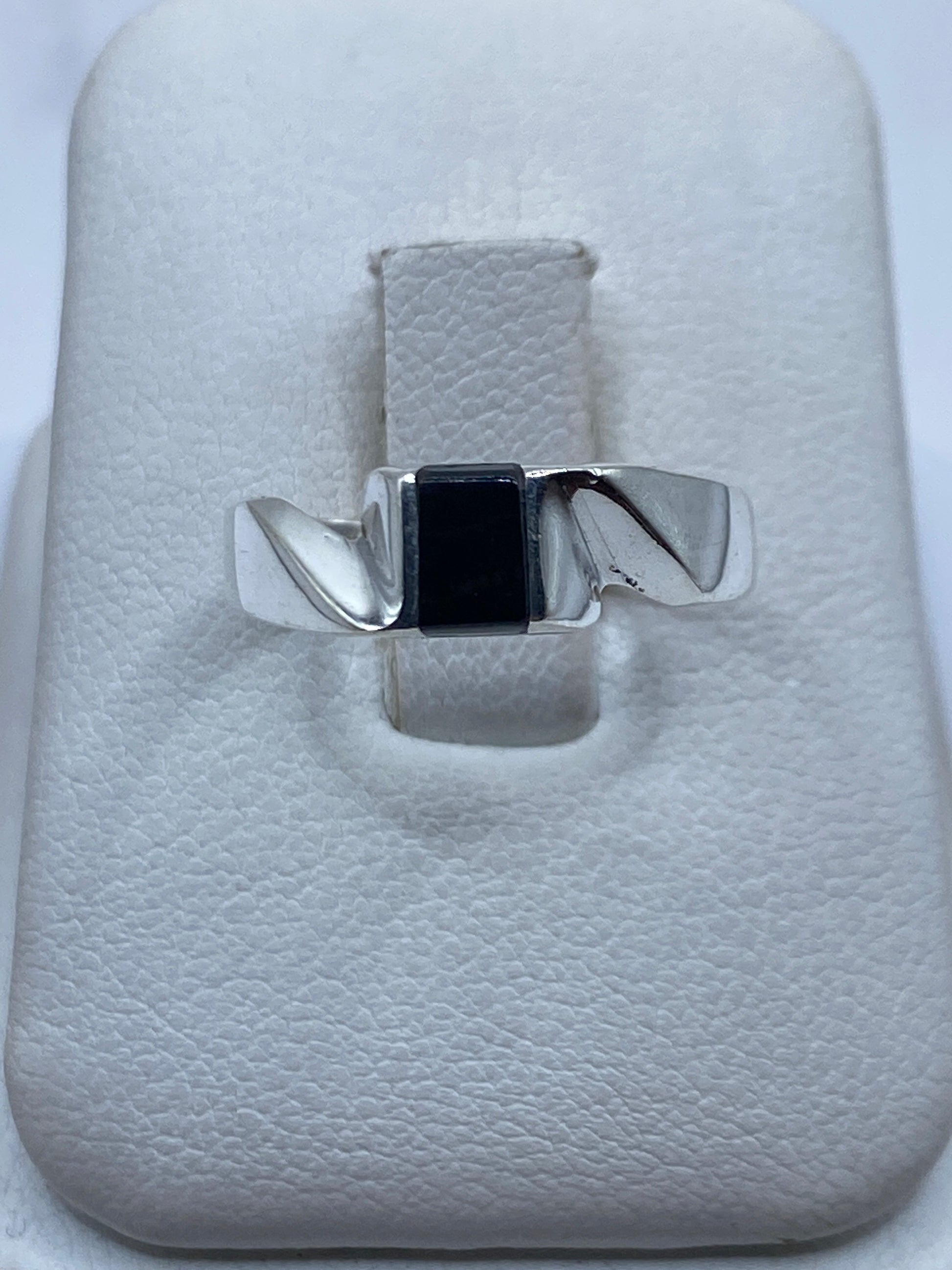Anillo de plata con ónix negro rectangular en display blanco