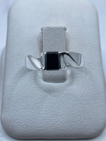 Anillo de plata con ónix negro rectangular en display blanco