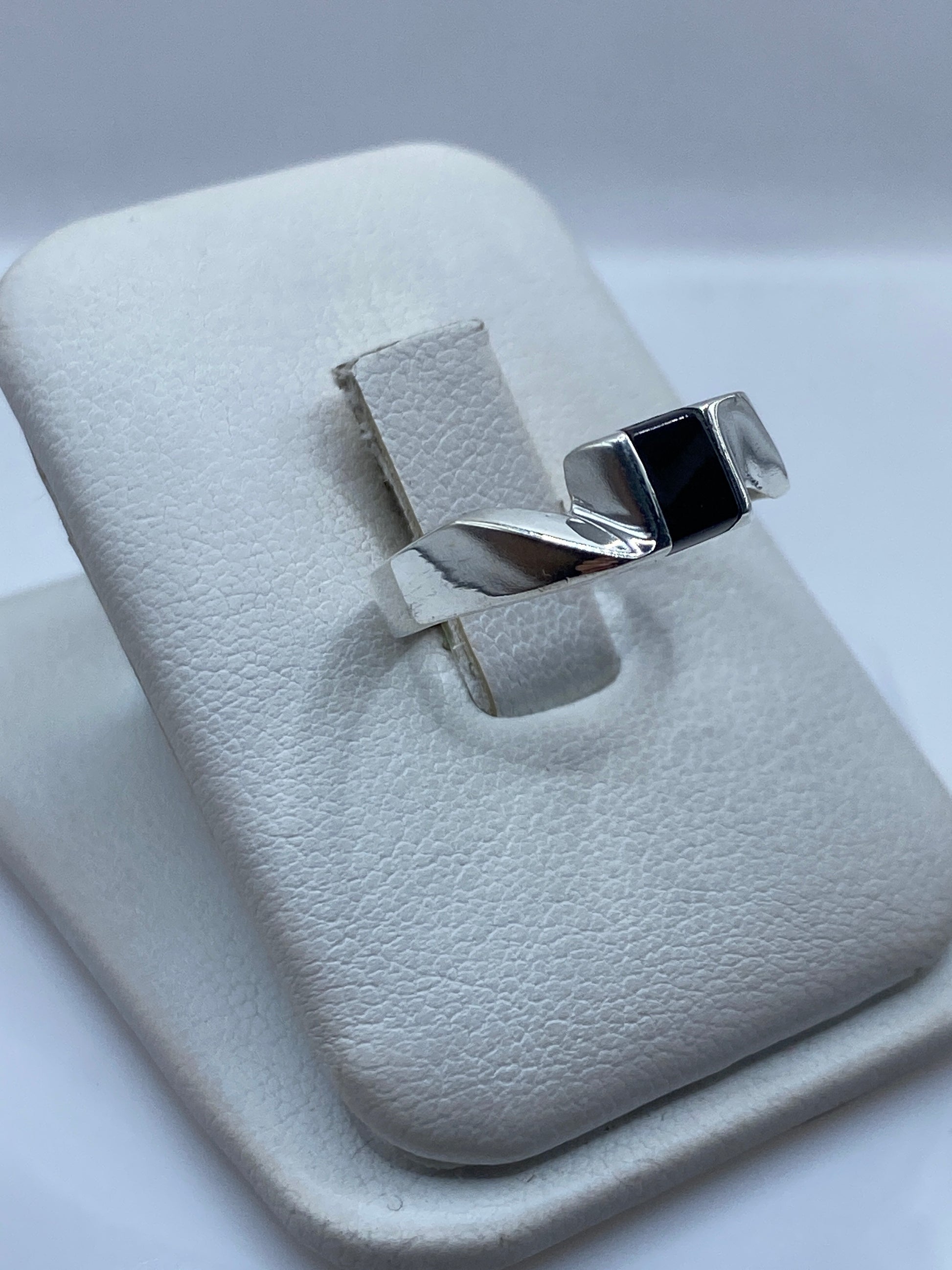 Detalle lateral del anillo minimalista mostrando banda de plata .925 y ónix pulido