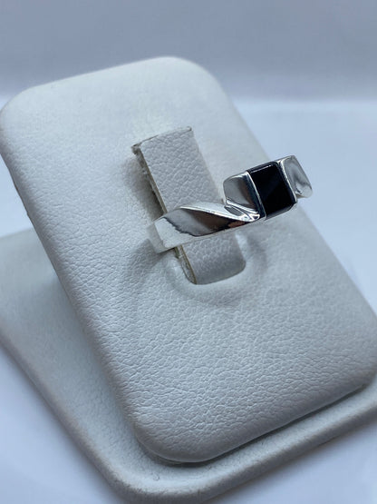 Detalle lateral del anillo minimalista mostrando banda de plata .925 y ónix pulido