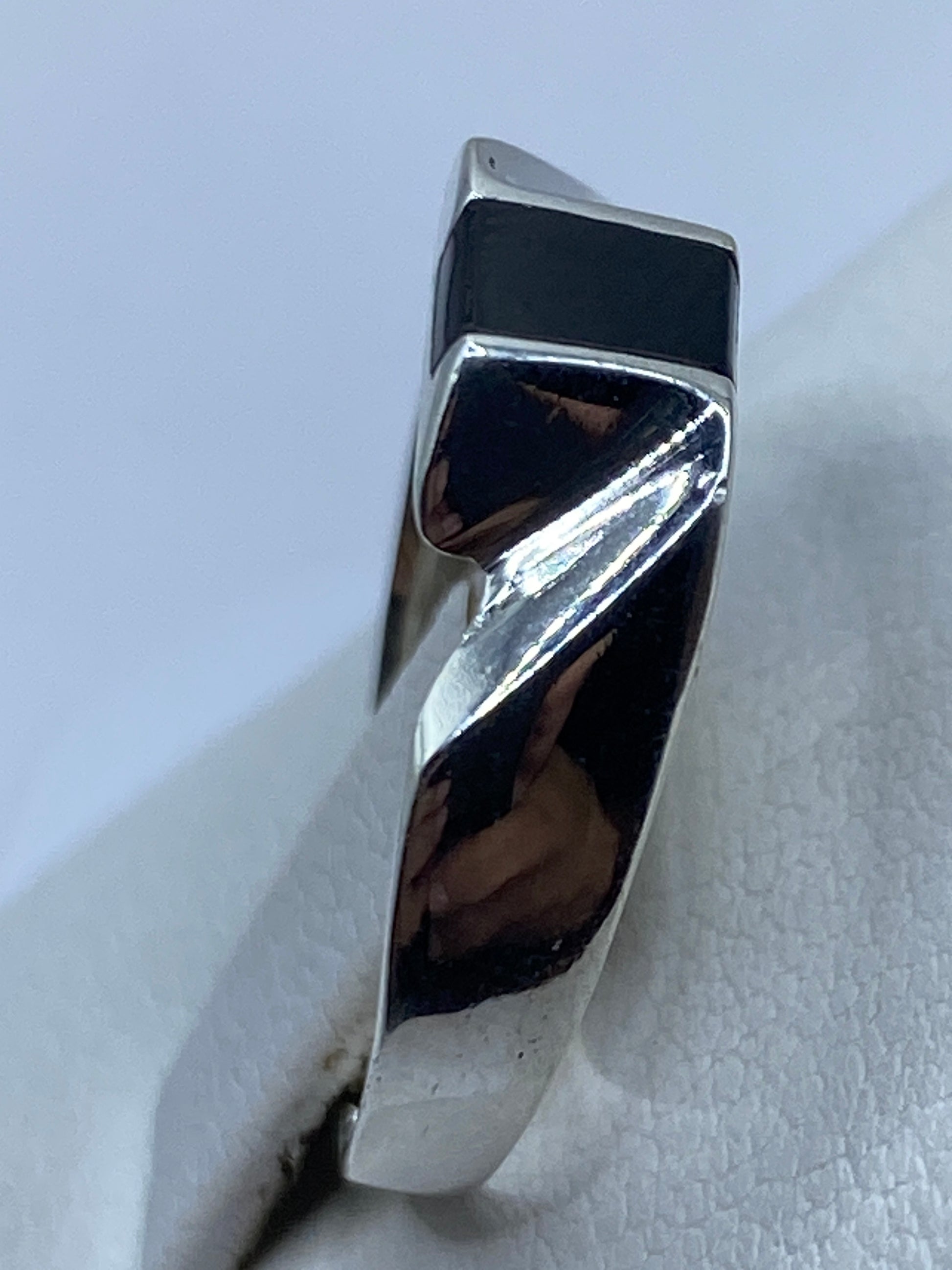 Anillo puesto en dedo mostrando el ónix negro y el acabado espejo