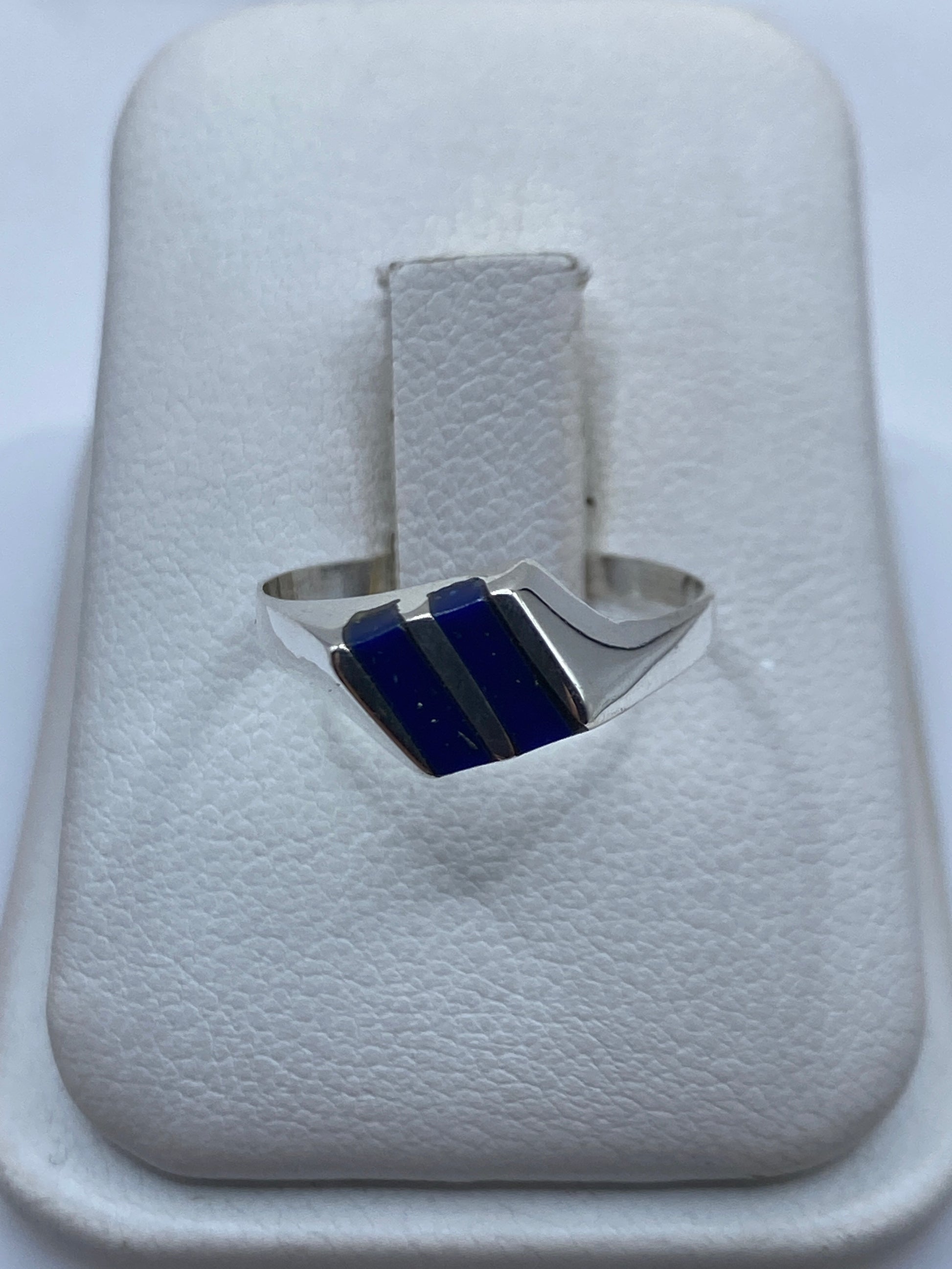 Anillo de plata solitario con piedra azul en caja de presentación blanca