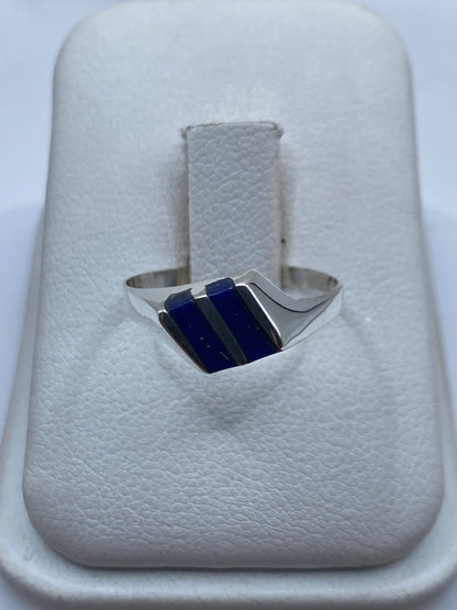 Anillo de plata solitario con piedra azul en caja de presentación blanca
