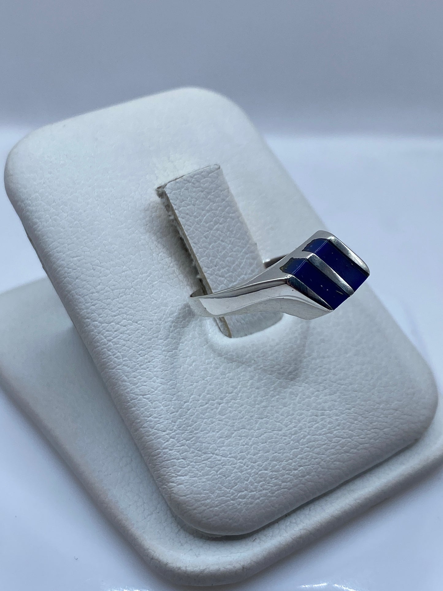 Vista frontal del anillo minimalista plata .925 mostrando la piedra azul