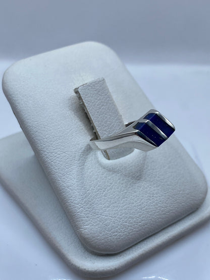 Vista frontal del anillo minimalista plata .925 mostrando la piedra azul