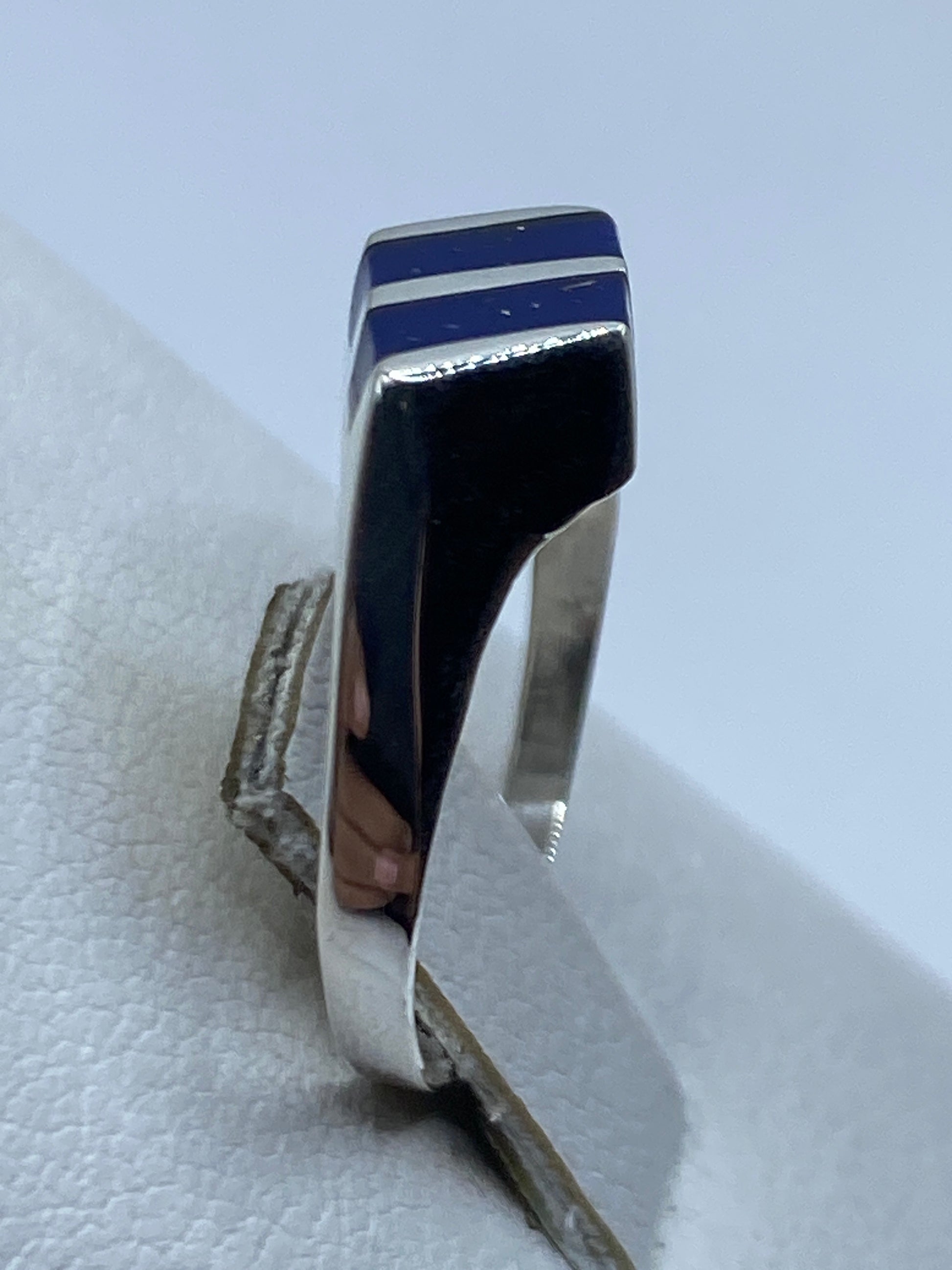 Detalle lateral del anillo solitario azul en plata de Taxco