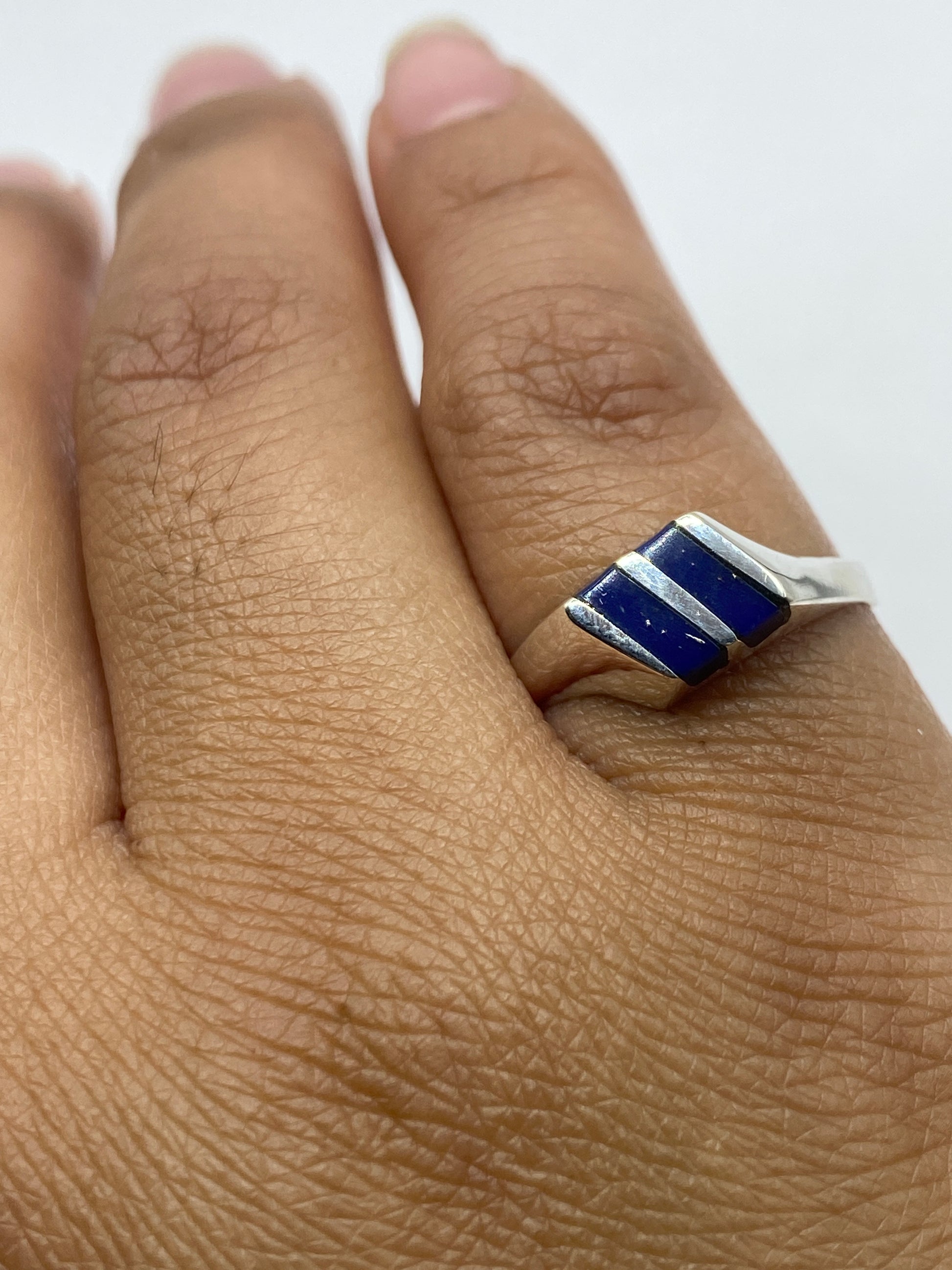 Anillo en dedo mostrando el tamaño real y brillo de la piedra azul