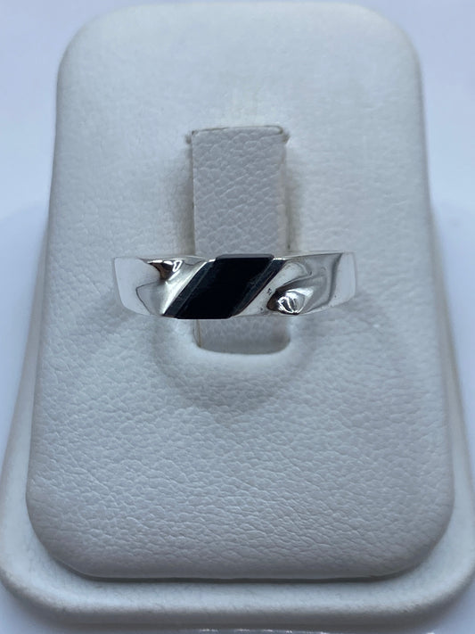 Anillo de plata con ónix negro en diseño asimétrico sobre caja de presentación